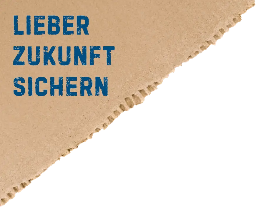 Abgerissene Ecke eines Pappkartons mit dem Schriftzug "Lieber Zukunft sichern" in blau